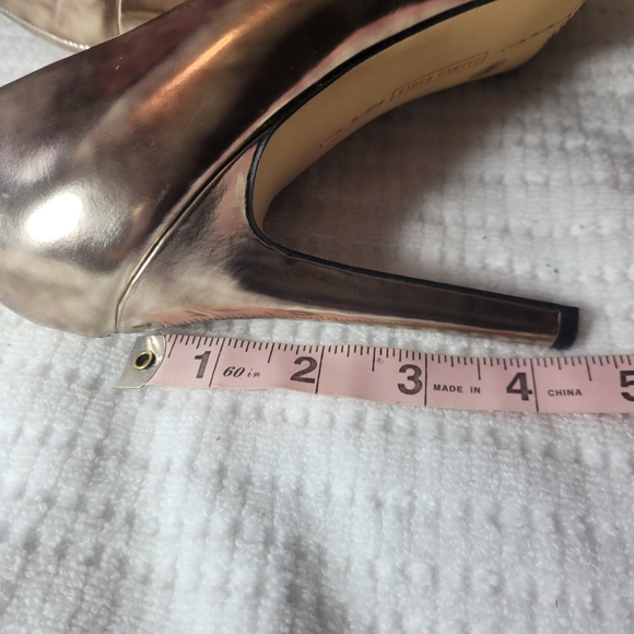 VINCE CAMUTO KAIN GOLD METALLIC PUMP - Picture 11 of 16